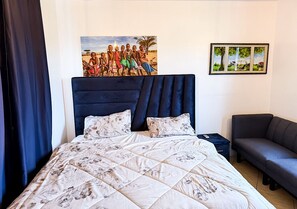 Iron/ironing board, Internet, bed sheets - East Legon- Accra Cozy 2-Bedroom Apt with AC, back up electric &city view. (Accra)