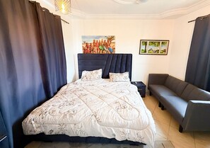 Iron/ironing board, Internet, bed sheets - East Legon- Accra Cozy 2-Bedroom Apt with AC, back up electric &city view. (Accra)