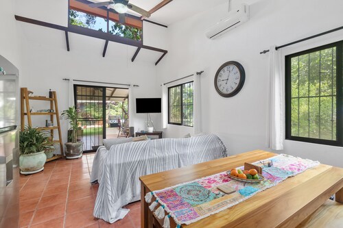 Charming 2-bedroom house in Herradura's canopy 
