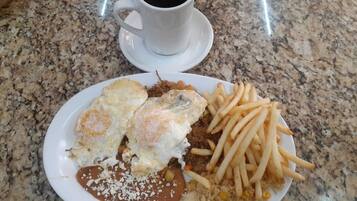 Café da manhã completo grátis todos os dias