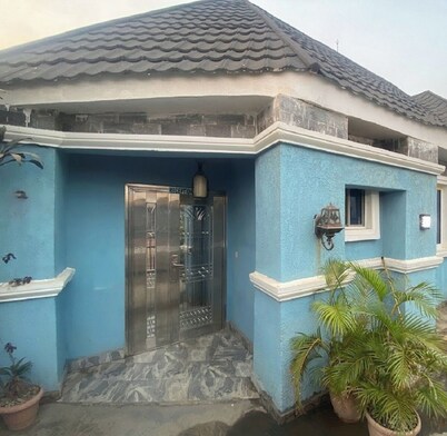 DE EMERITUS COURTYARD HOTEL