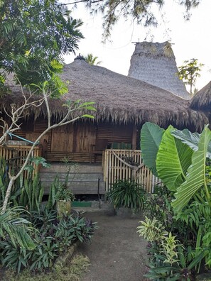 Quarto casal básico, vista para o parque