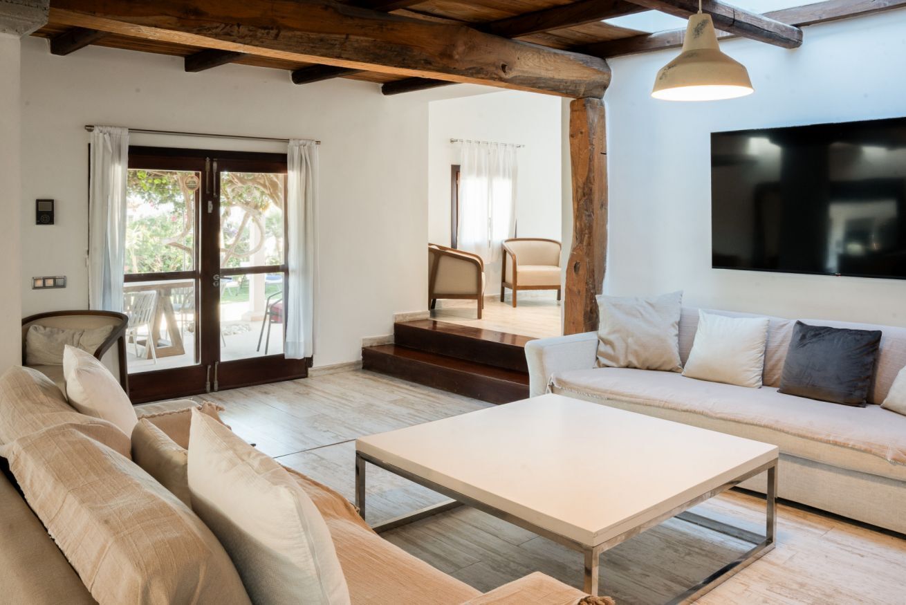 Flat-screen TV, fireplace, table tennis