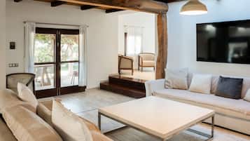 Flat-screen TV, fireplace, table tennis