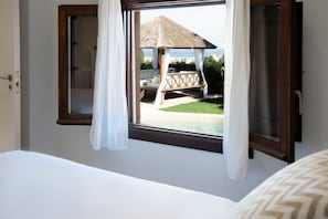 5 chambres, coffres-forts dans les chambres, bureau