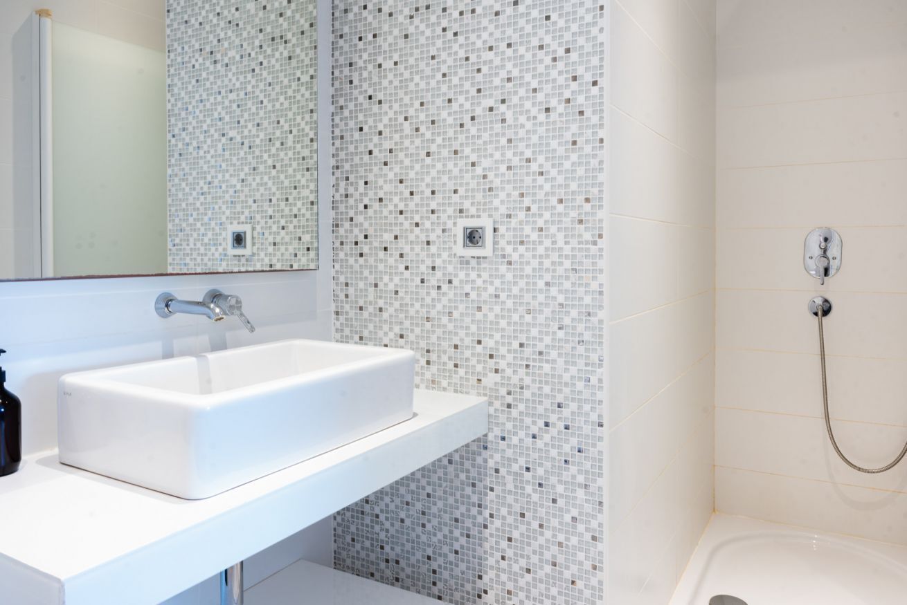 Regadera, amenidades de baño gratuitas, secadora de cabello, batas 