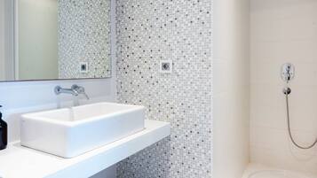 Regadera, amenidades de baño gratuitas, secadora de cabello, batas