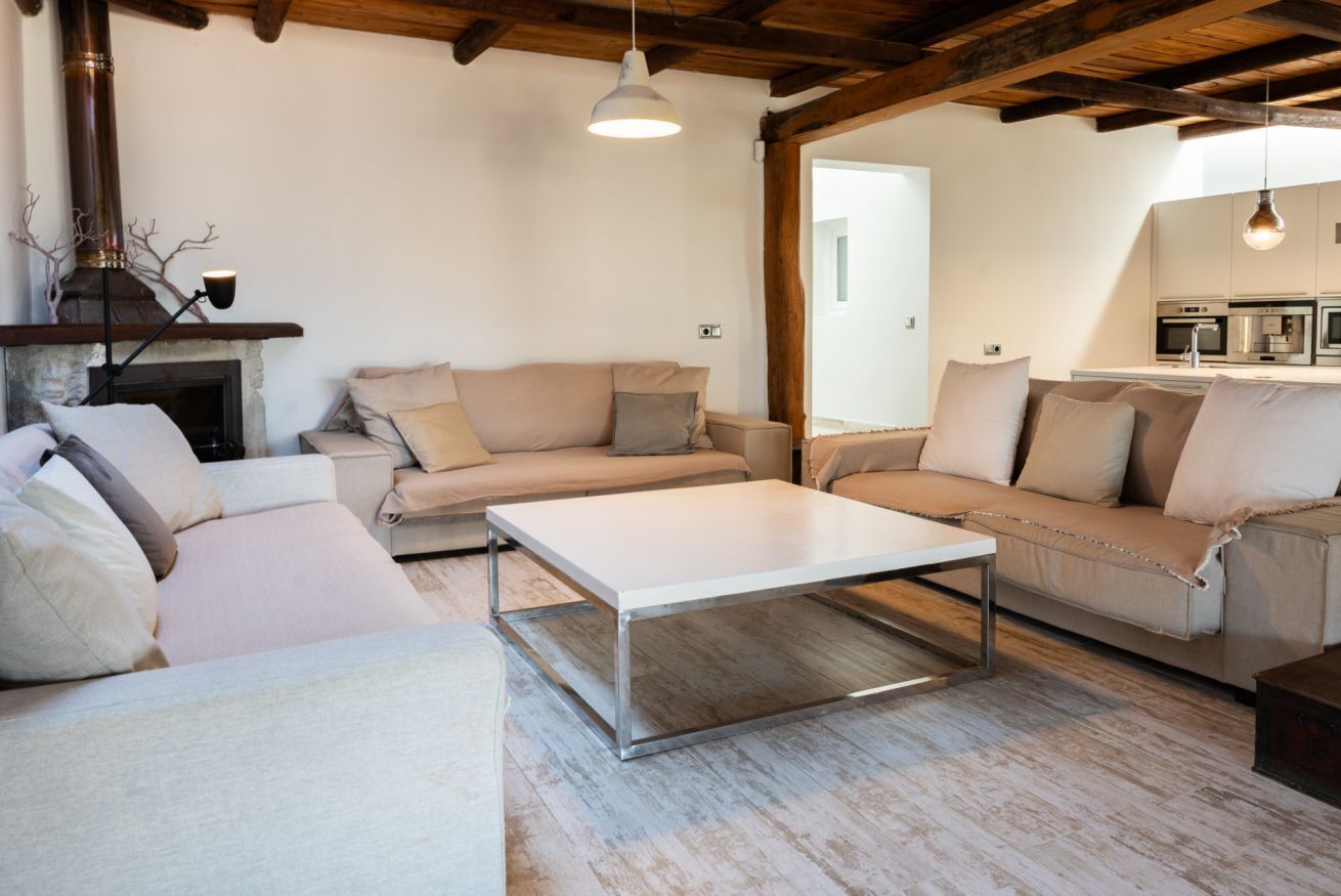 Televisión de pantalla plana, chimenea y tenis de mesa 