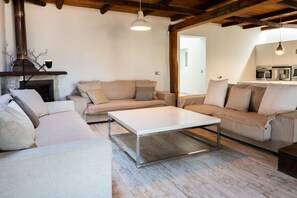 Flat-screen TV, fireplace, table tennis