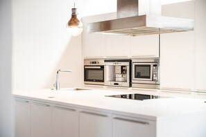 Réfrigérateur, micro-ondes, four, plaque de cuisson