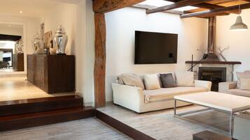 Televisión de pantalla plana, chimenea y tenis de mesa