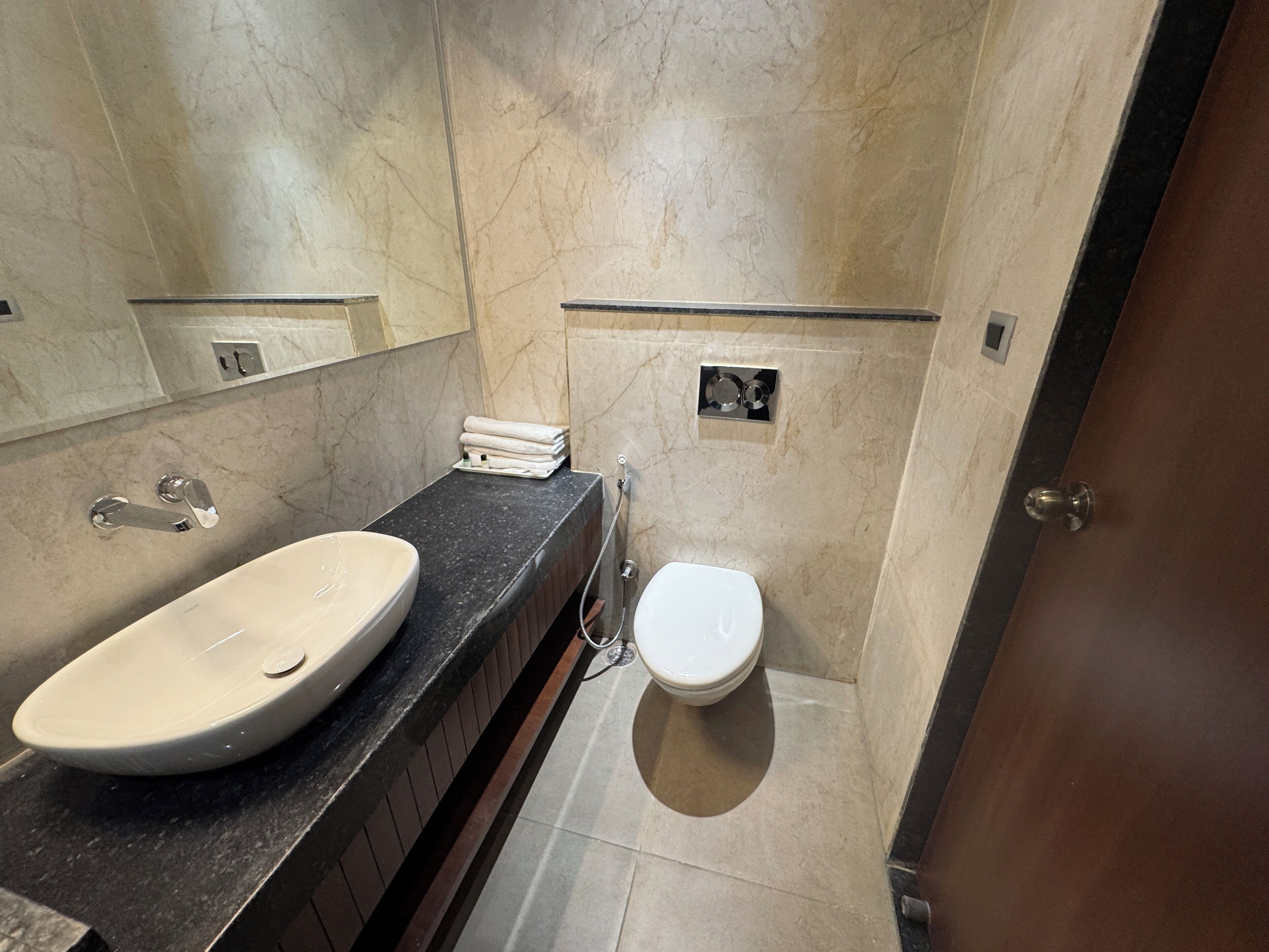 Een badkamer met een groot wastafel, toilet en douche.