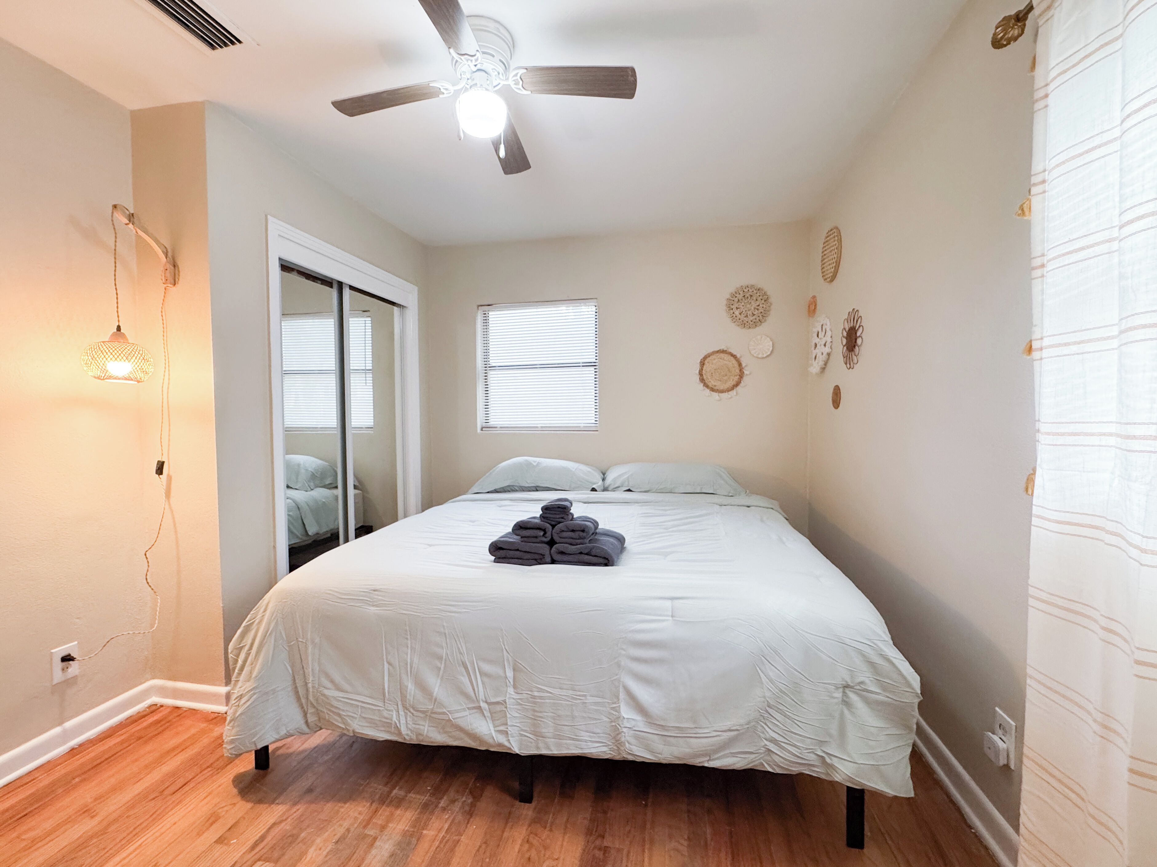 4 bedrooms, desk, iron/ironing board, WiFi