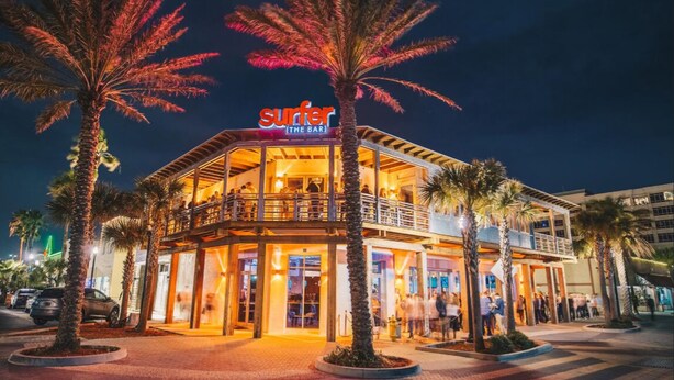 A two-story building with a bar named "Surfer The Bar" at the top. - Charming 3-bedroom house in delightful Jacksonville with AC, WiFi (Jacksonville)