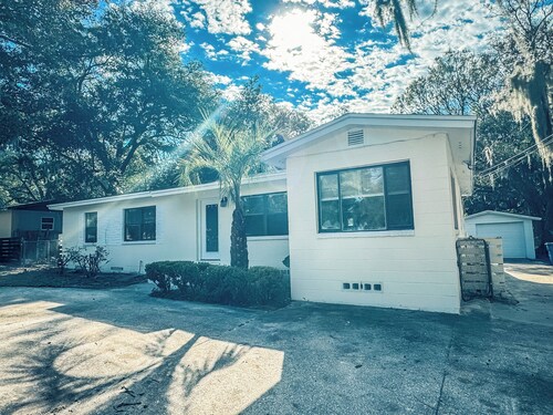 Charming 3-bedroom house in delightful Jacksonville with AC, WiFi