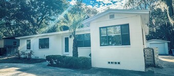 Charming 3-bedroom house in delightful Jacksonville with AC, WiFi