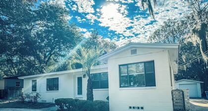 Charming 3-bedroom house in delightful Jacksonville with AC, WiFi