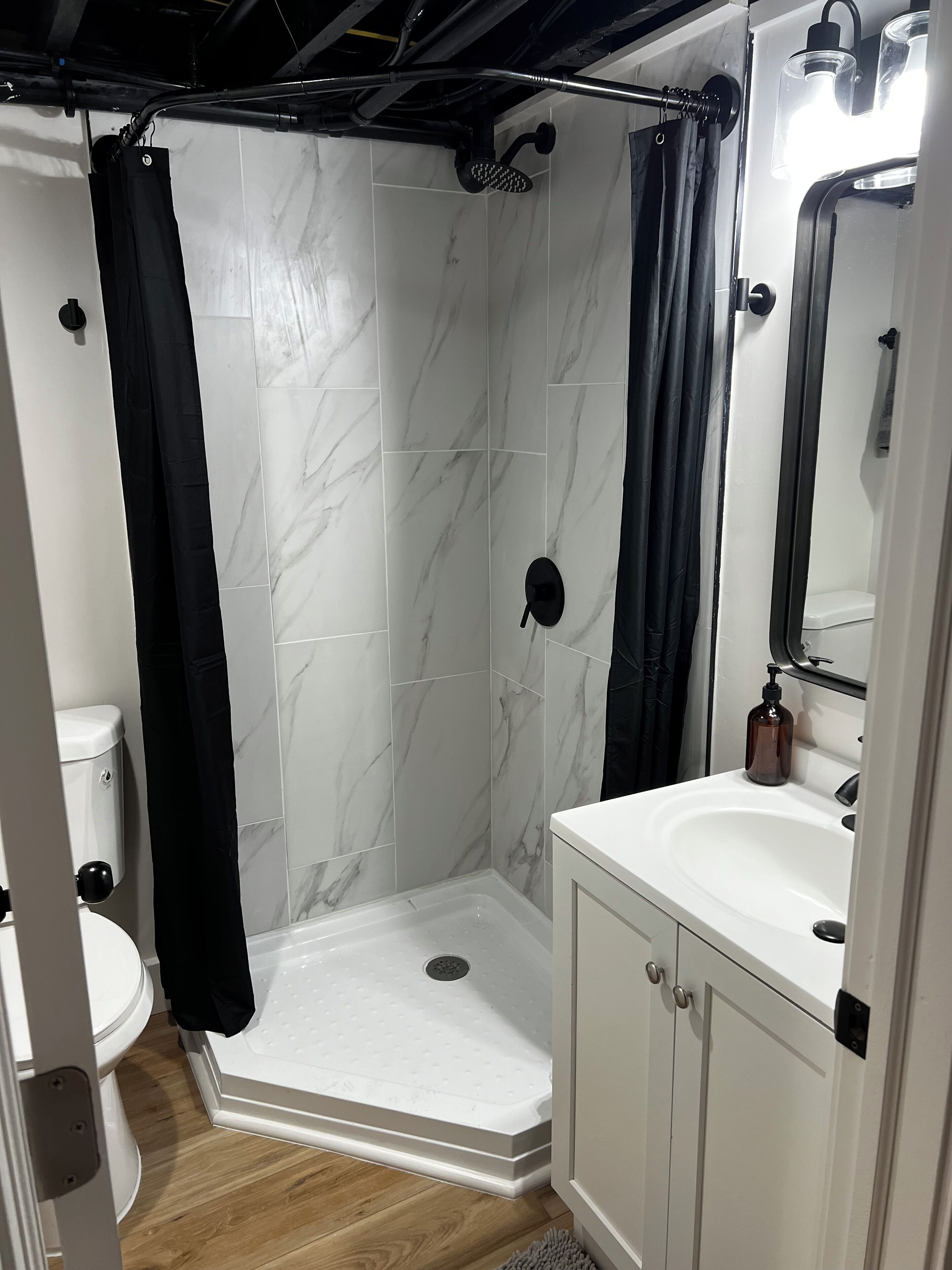 Séchoir à cheveux, bidet, serviettes fournies, savon