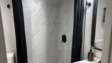 Séchoir à cheveux, bidet, serviettes fournies, savon