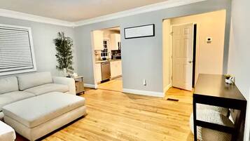 Smart TV, fireplace, books, stereo