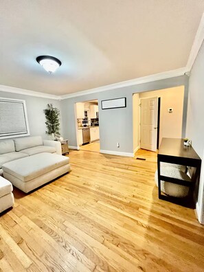 Smart-TV, Kamin, Bücher, Stereoanlage