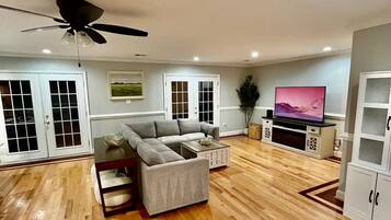 Smart TV, fireplace, books, stereo