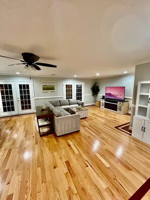 Smart-TV, Kamin, Bücher, Stereoanlage