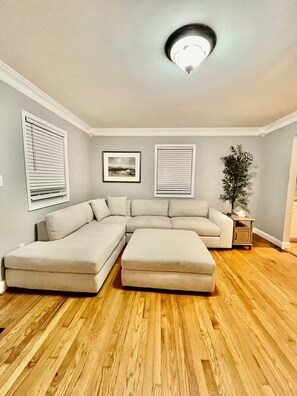 تلفزيون ذكي، مدفأة، كُتُب، ستيريو