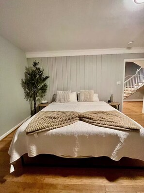 5 عدّة غرف نوم وخزنة داخل الغرفة ومكتب ومكواة/لوح كي