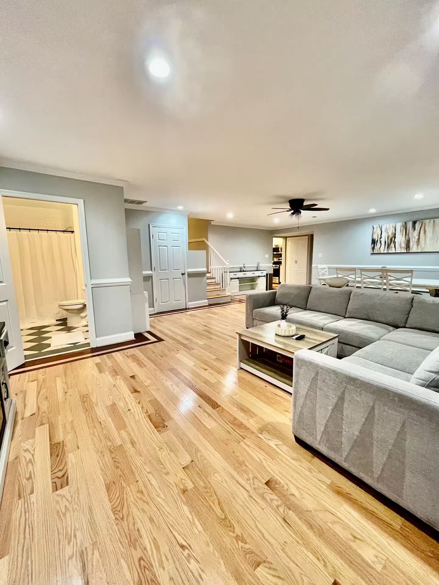 Smart-TV, Kamin, Bücher, Stereoanlage