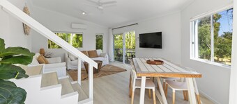 UNIT 2 HOLIDAY IN PARADISE, pets welcome