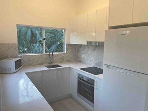 Fridge, microwave, oven, stovetop - Sunshine beachNoosa,100m to Beach,RENO APRIL 25 (Sunshine Beach)