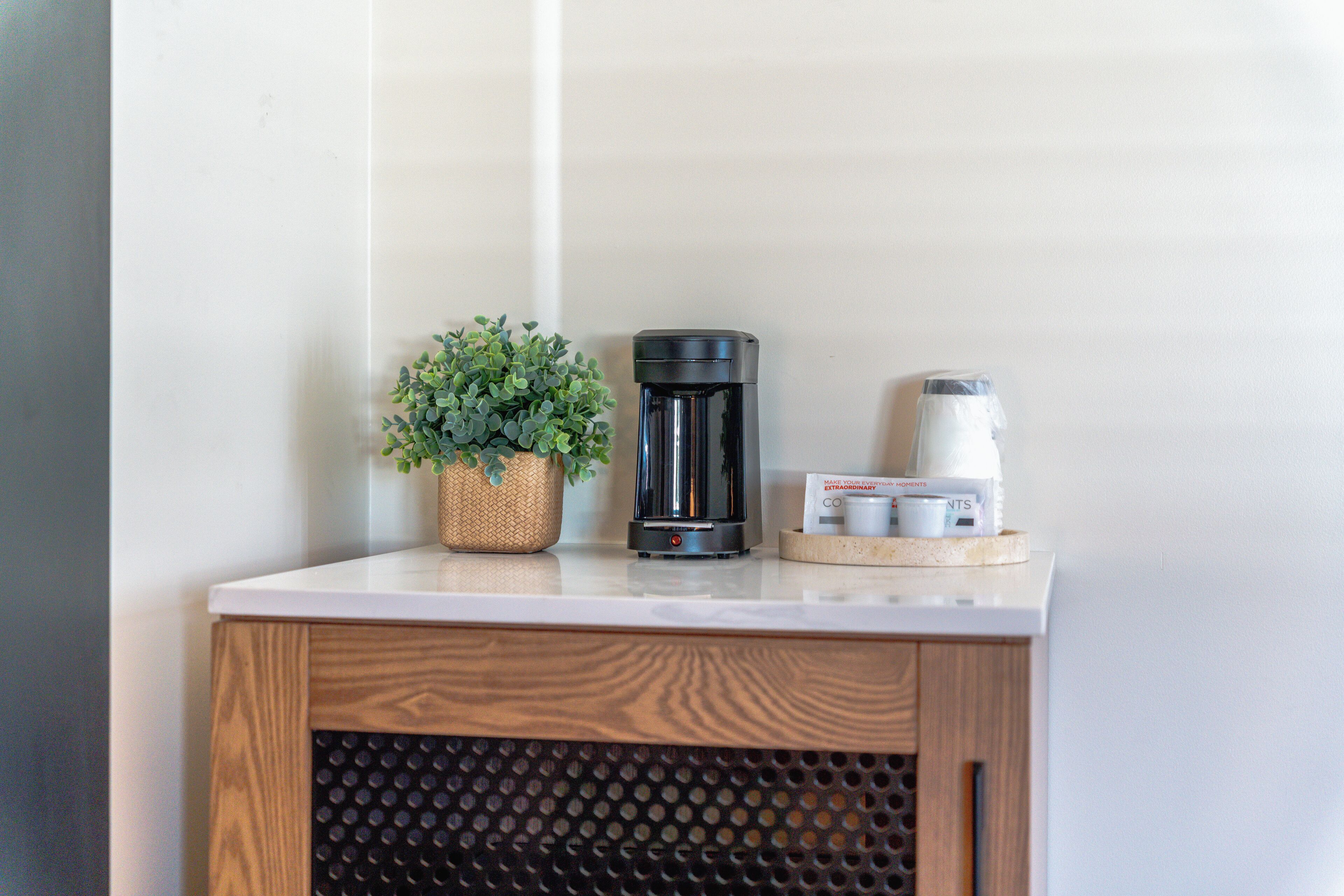 Een bureau, een laptopwerkplek, verduisterende gordijnen