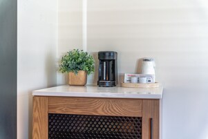 Escritorio, espacio para trabajar con laptop y cortinas blackout