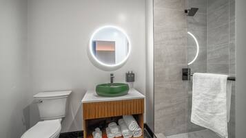 Chuveiro, secador de cabelo, toalhas de banho, sabonete