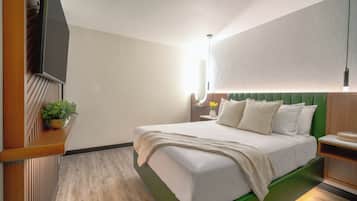 Quarto júnior, 1 cama Queen, para não fumantes | Escrivaninha, espaço de trabalho para notebook, cortinas blackout