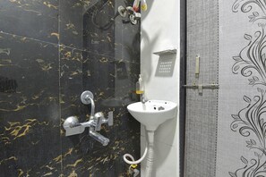 Suihku, sadesuihkupää, ilmaiset hygieniatuotteet, pyyhkeet