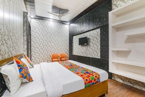 Egyptian cotton sheets, premium bedding, in-room safe - Fabexpress Milan Palace (Faizabad)