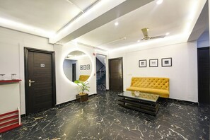 Coin salon dans le hall