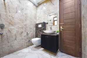 Shower, rainfall showerhead, free toiletries, towels - Fabhotel Vibe (Noida)