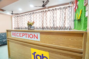 Reception - Fabhotel The Lead (Ahmedabad)