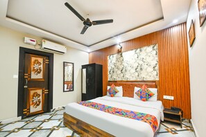 Egyptian cotton sheets, premium bedding, in-room safe