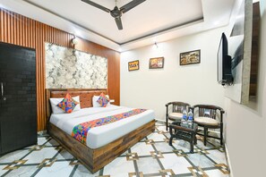 Egyptian cotton sheets, premium bedding, in-room safe - Fabhotel Royal Mountain (Faridabad)