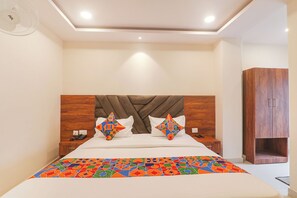 Egyptian cotton sheets, premium bedding, in-room safe - Fabhotel Rachna Palace And Banquets (Lucknow)