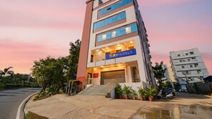 Un immeuble à plusieurs étages portant une enseigne indiquant « Fab Hotels ».