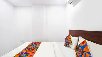 Deluxe Room | Egyptian cotton sheets, premium bedding, in-room safe