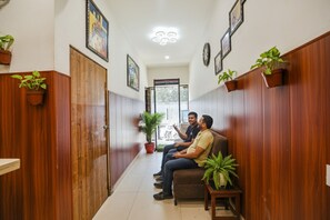 Área de estar no saguão