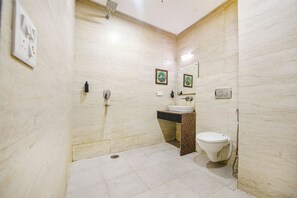 Quarto executivo | Banheiro | Chuveiro, chuveiro com efeito de chuva, produtos de toalete grátis 