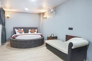Executive Room | Egyptian cotton sheets, premium bedding, in-room safe, free WiFi - FabExpress The Corporate Hub (Pune)