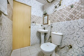 Een douche, een regendouche, gratis toiletartikelen, handdoeken